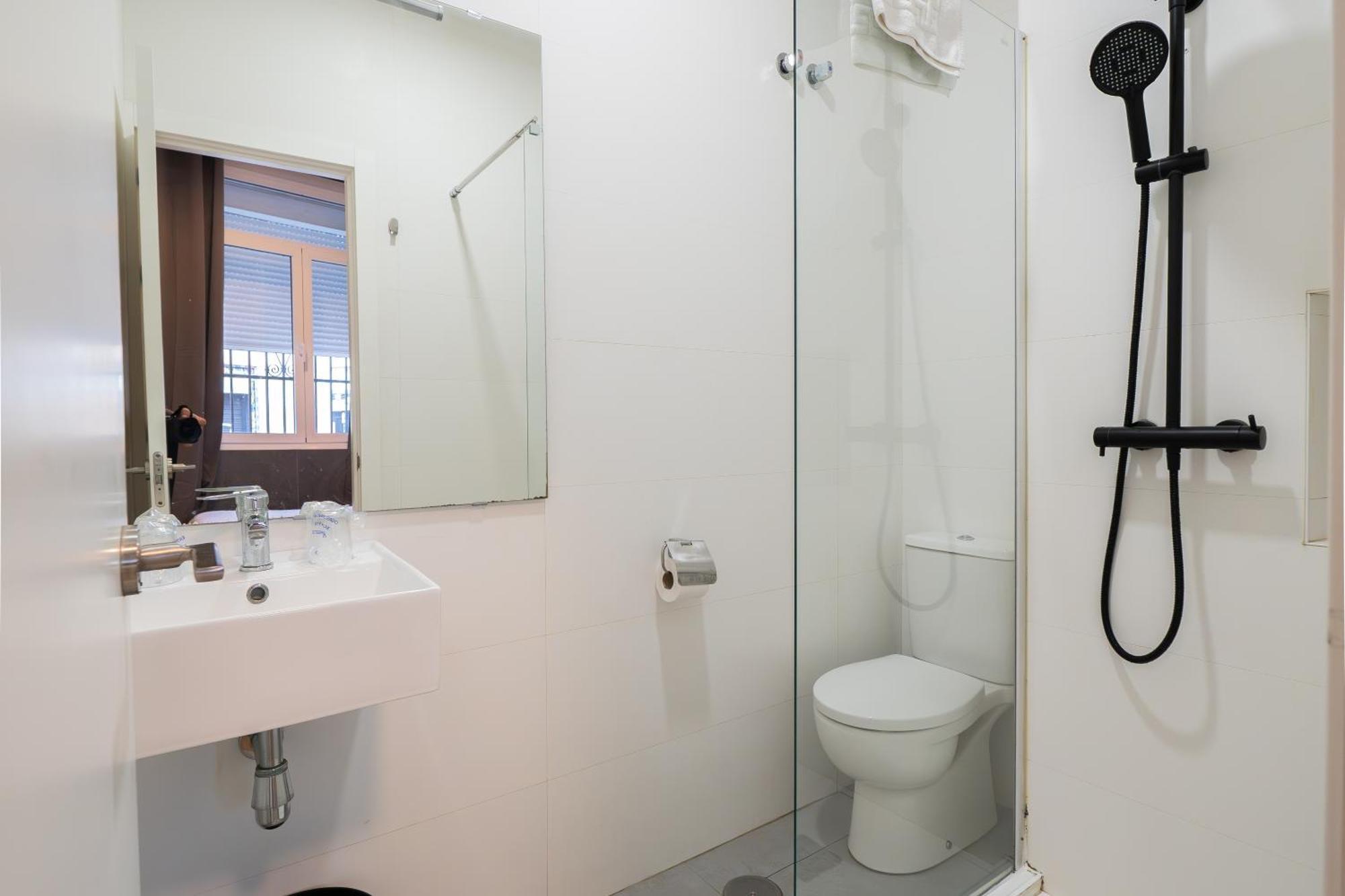 Budget Double Room Private Bathroom 1 Double Bed
