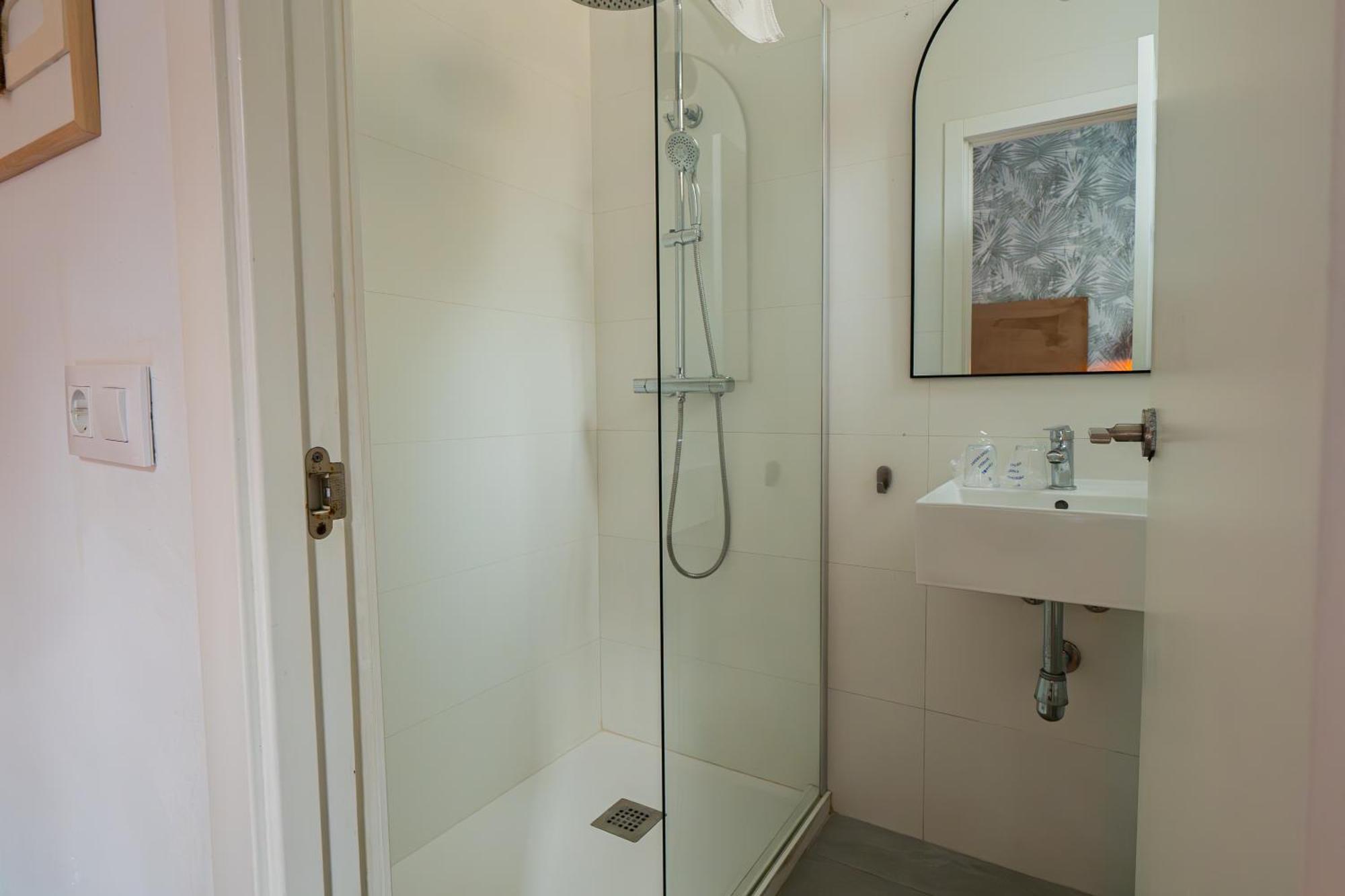 Budget Double Room Private Bathroom 1 Double Bed